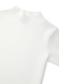 Weißes, kurzärmliges Strickoberteil mit hohem Stehkragen, flach auf einem weißen Hintergrund ausgelegt.