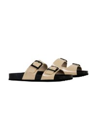Sandali in gomma beige con due fibbie nere regolabili e una suola nera testurizzata. Progettati per il comfort e facilità d'uso.