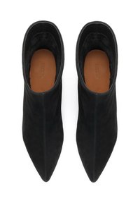 Botas de tobillo de ante negro con diseño de punta afilada, textura suave y sin herrajes visibles. El interior cuenta con una plantilla color marrón claro.