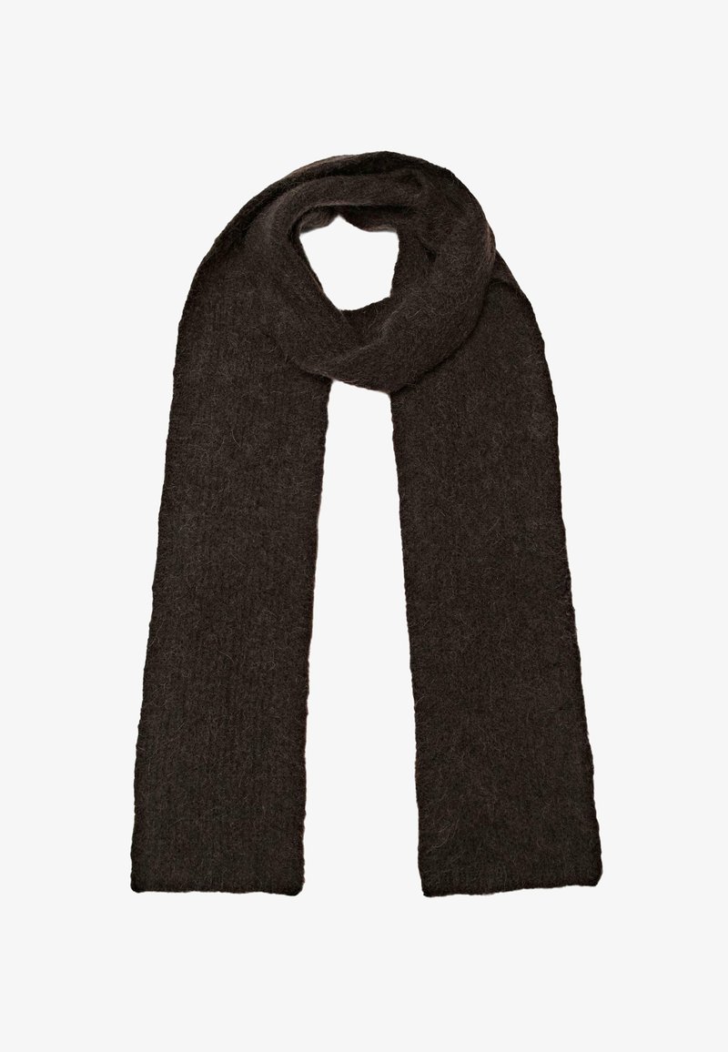 Dunkelbrauner, flauschiger Wollschal flach ausgelegt, mit einem Ende, das in einer Schlaufe liegt, um die weiche Textur und die rechteckige Form auf einem weißen Hintergrund zu zeigen.