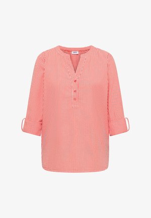 Rood-wit verticaal gestreepte blouse met drie knopen op een gespleten halslijn en opgerolde driekwart mouwen met knooplintjes.