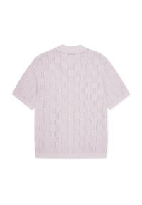Pull en tricot lilas à manches courtes avec un motif damier texturé et un col arrondi doux, vu de dos.