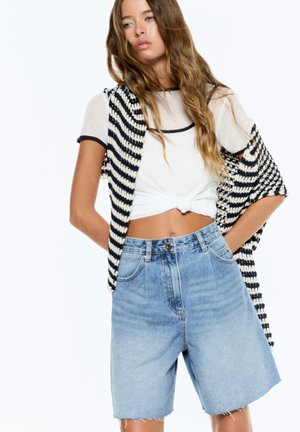 WITH DARTS - BERMUDA - Jeansshort - blue denim