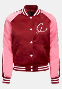 Rode en roze satijnen bomberjack met witte strepen, voorzien van een circulaire "G" logo en drukknoopsluitingen. Inclusief zijzakken en contrasterende mouwen.