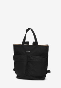 Sac fourre-tout en nylon noir avec deux poches avant, bretelles rembourrées et une fermeture éclair supérieure. Présente un logo de la marque à l'avant.
