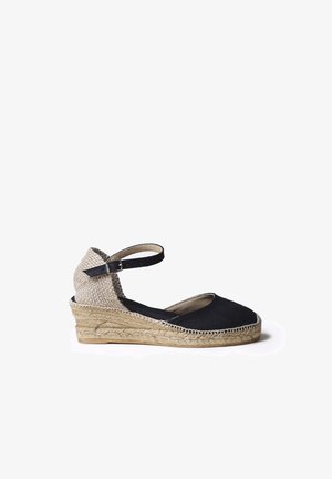 Sort lærred espadrille sko med en vævet jute kilehæll, ankelrem og glat tå. Har en rund design og syninger.