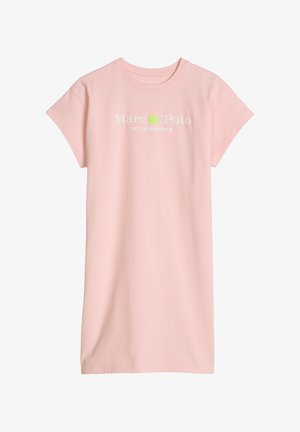Robe rose clair à manches courtes avec encolure ronde, avec texte blanc et vert "Marc O'Polo Est. in Stockholm" à l'avant.