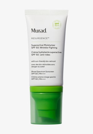 Murad Resurgence Superactive Moisturizer LSF 50 in einer weißen Tube mit grünen Akzenten; verfügt über einen Pumpspender; Text hebt die faltenbekämpfenden Vorteile hervor.