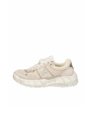 Sneaker beige low-top con suola bianca spessa, design con lacci e tomaia in tessuto strutturato, vista dal lato esterno.