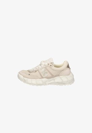 Beige lage sneaker met dikke witte zool, veterontwerp en gestructureerd stoffen bovenwerk, gezien vanaf de buitenkant.