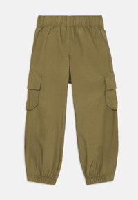 Cargo-Hosen aus olivgrünem Baumwollstoff mit elastischem Bund, schmal zulaufenden Bündchen und seitlichen Taschen. Glatte Textur, lässiges Design.