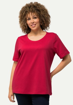 T-shirt rouge à manches courtes avec un col rond, fabriqué en tissu en coton doux, présentant une coupe ample et une texture lisse.