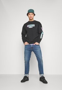 Levi's® 512® SLIM TAPER - Calças de ganga justas - medium indigo stonewash