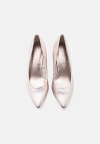 Paire d'escarpins à bout pointu en métal rose doré, taille 37, affichés côte à côte sur un fond blanc.