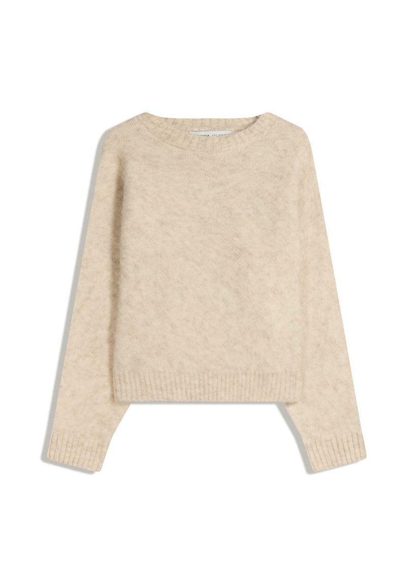 Beige gestrickter Pullover mit rundem Ausschnitt, langen Ärmeln und gerippten Bündchen. Weiche Textur mit einem leicht flauschigen Aussehen.
