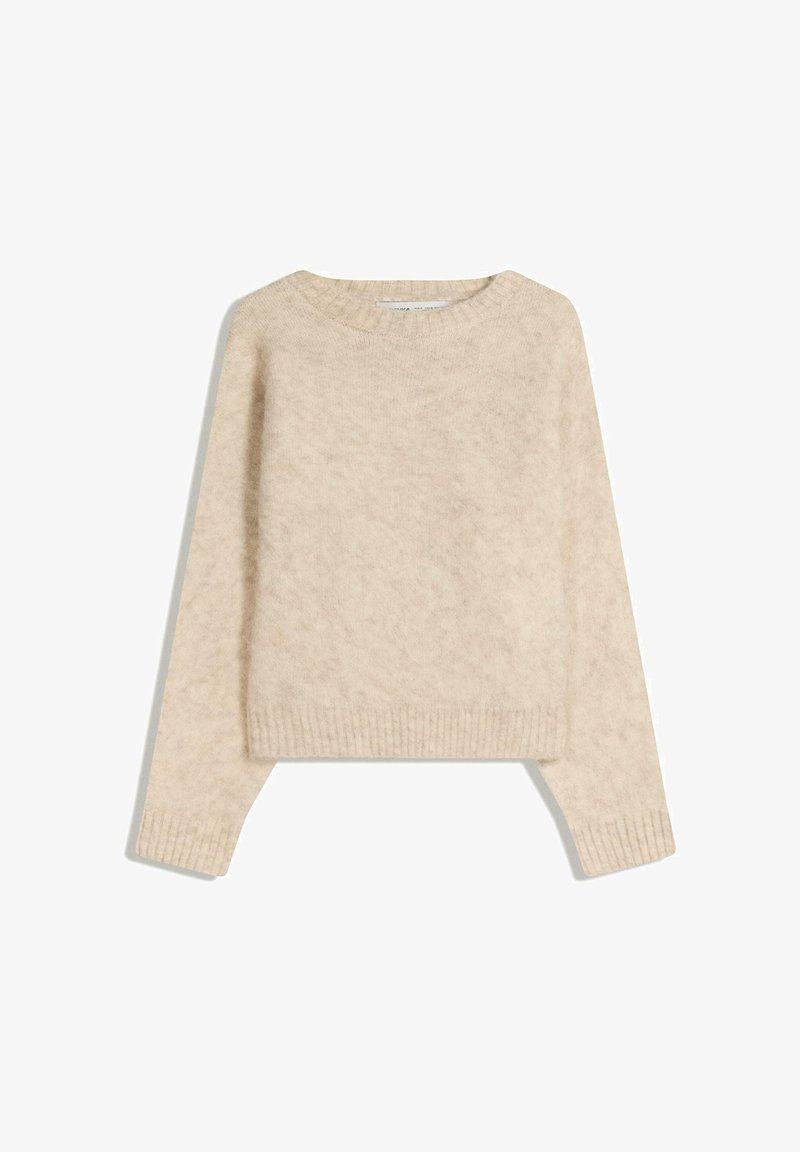Beige gestrickter Pullover mit rundem Ausschnitt, langen Ärmeln und gerippten Bündchen. Weiche Textur mit einem leicht flauschigen Aussehen.