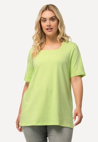 T-shirt verde lime con maniche corte e scollatura quadrata, realizzato in un tessuto morbido, caratterizzato da un taglio rilassato e una consistenza liscia.