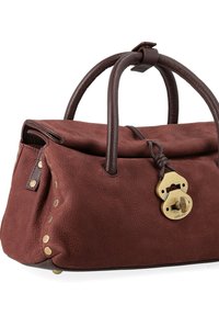 Borsa a mano in pelle marrone con manici arrotondati, hardware dorato, superficie testurizzata e borchie decorative sui lati.