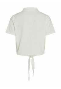 Camicetta bianca a maniche corte realizzata in tessuto morbido, con colletto e un dettaglio di tie-back in vita.