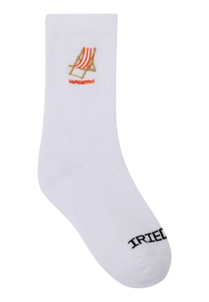 Weißer Socken mit einem bestickten orange-beigen gestreiften Liegestuhl und Text darunter sowie schwarzem Schriftzug "IRIEDAILY" nahe der Fußspitze.