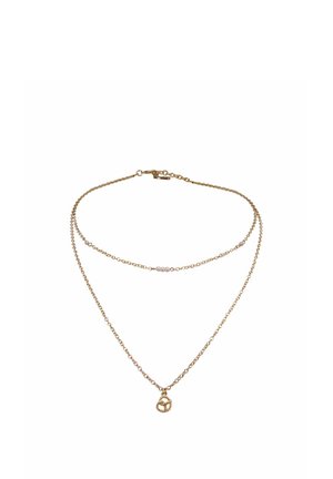 Zarte doppellagige Goldkette mit kleinen weißen Perlen auf der oberen Kette und einem runden Anhänger an der unteren Kette.