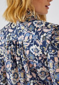 Damart À VOLANTS - Blusa - marine fleuri