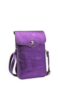 Sac bandoulière en simili cuir métallis é violet avec fermeture à rabat, bouton-pression et sangle réglable. Forme rectangulaire avec une finition élégante.