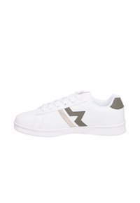 Sneaker bianco con design a collo basso. Presenta una striscia beige testurizzata e scintillante e un accento grigio nel tallone. Suola in gomma, allacciatura frontale.