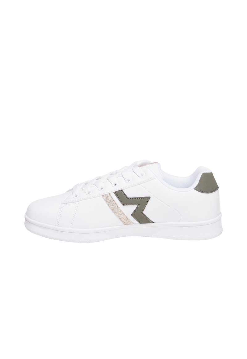 Sneaker bianco con design a collo basso. Presenta una striscia beige testurizzata e scintillante e un accento grigio nel tallone. Suola in gomma, allacciatura frontale.