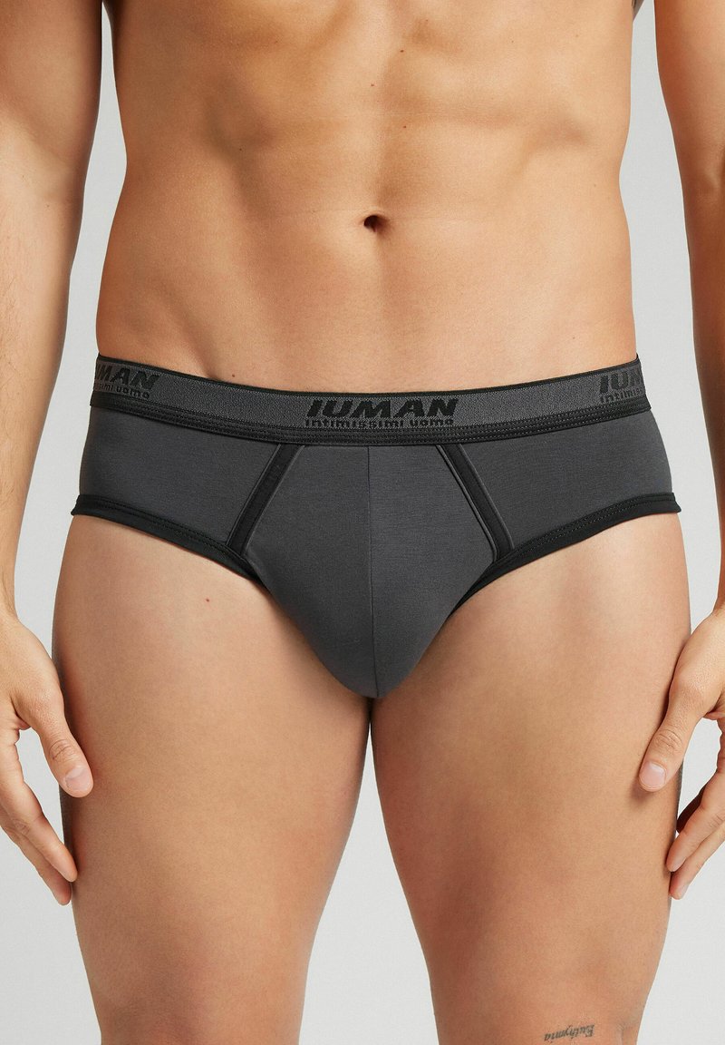 Grijze katoenen slips met een zwarte tailleband met logo. Ontworpen voor een snug fit met contrasterende stiksels.