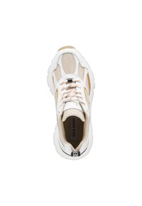 Zapatilla de malla blanca con superposiciones texturizadas, acentos naranjas y una suela acolchada. Cuenta con cordones y una pestaña en el talón de color negro contrastante.