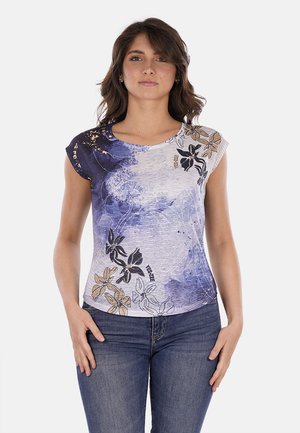 T-shirt aderente a maniche corte in blu e bianco con stampa floreale in nero e oro. Materiale in misto cotone con scollatura rotonda e texture sottile.