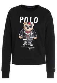 Černá mikina s grafikou medvěda v punkovém oblečení, slunečními brýlemi a pruhovanou čepicí. "POLO" vytištěno nad medvědem a podpis "Ralph Lauren" pod ním.