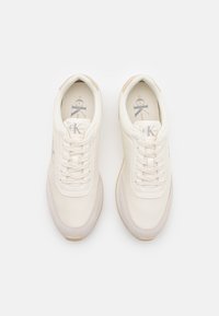 Calvin Klein Jeans RETRO RUNNER - Zapatillas - creamy white/eggshell/khaki