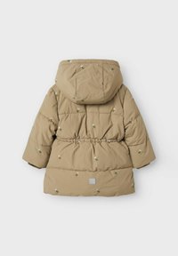 Veste en duvet beige avec capuche, ornée de broderies florales et d'une taille élastiquée. Texture lisse, manches courtes et un détail de logo carré.