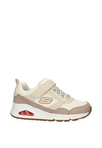 Beige en lichtbruine Skechers sneaker met witte zool, roze logo, ademend mesh, klittenbandsluiting en een gevoerde luchtkussentje in de hak.