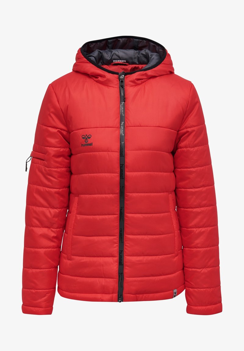Veste matelassée rouge à capuche avec fermeture éclair devant, poches latérales et petit logo de la marque sur la poitrine et la poche de la manche.