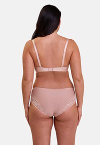 Ensemble de lingerie rose clair comprenant un soutien-gorge avec bretelles réglables et fermeture à agrafe, associé à un slip hipster assorti avec une bordure en dentelle.