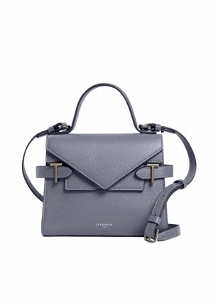 Borsa a mano in pelle strutturata grigio medio con manico superiore, tracolla regolabile, patta frontale con chiusure metalliche a forma di T e nome del marchio "Le Tanneur."