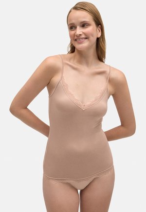 Camiseta beige con tirantes finos y ribete de encaje en el escote, combinada con braguitas a juego con acentos de encaje. Textura suave y diseño ajustado.