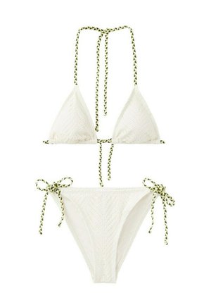 Bikini blanco texturizado con top de triángulo y tirantes de anudar, con cordones trenzados verdes y negros en los lazos y bordes.