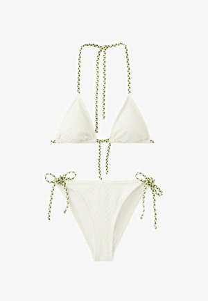 Bikini alb texturat, cu top tip triunghi și bretele de legat, având șnururi împletite verde și negru pe bretele și margini.