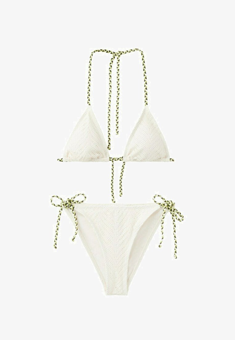 Weißer Bikini mit strukturierter Oberfläche, Dreieck-Top und Bindebändern, verziert mit geflochtenen grünen und schwarzen Schnüren an den Bindungen und Kanten.