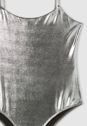 Costume intero metallico color argento con spalline regolabili e una texture liscia e lucida. Progettato con una forma elegante e aderente.