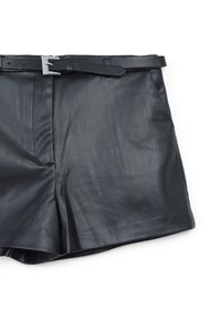 Pantaloni corti in pelle nera con una texture liscia, tasche frontali e una fibbia argentata. Presentano un taglio sagomato e un design strutturato.