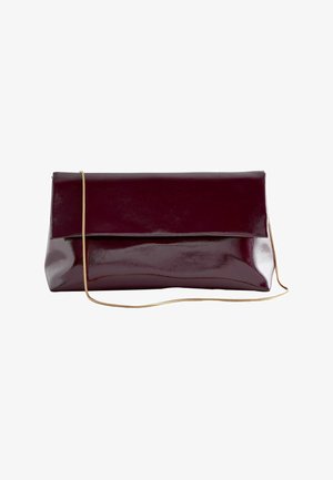 Glänzende dunkelburgunder Clutch mit goldenem Kettenriemen, rechteckiger Form und gefaltetem Klappverschluss.