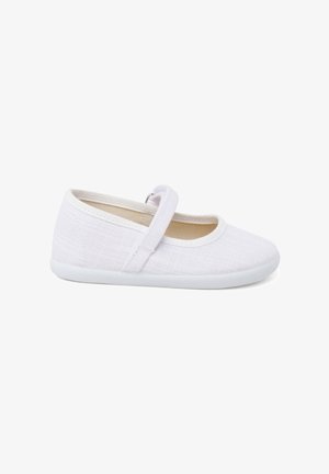 Bijele balerinke od pamuka s suptilnom teksturom, elastičnom trakom i gumiranim potplatom. Jednostavan dizajn s zaobljenim vrhom bez dodatnih ukrasa.