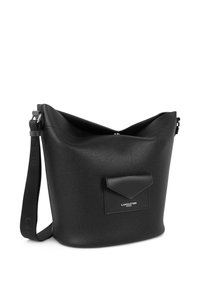 Sac d'épaule en cuir noir texturé avec une forme décontractée, doté d'une poche avant et d'une sangle ajustable. Logo visible sur la poche.
