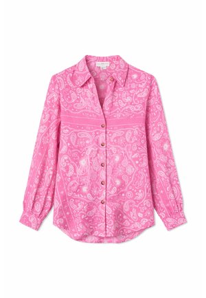 Ροζ πουκάμισο με μακριά μανίκια και κουμπιά, με λευκά μοτίβα πεϊσλεϊ και λουλουδιών, μυτερό γιακά και καφέ κουμπιά κατά μήκος του εμπρός μέρους.