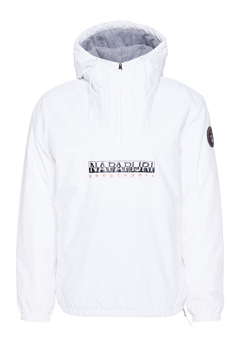 Giacca anorak bianca con cappuccio, dotata di zip frontale, logo Napapijri Geographic sul petto, polsini elasticizzati e fodera in fleece all'interno del cappuccio.